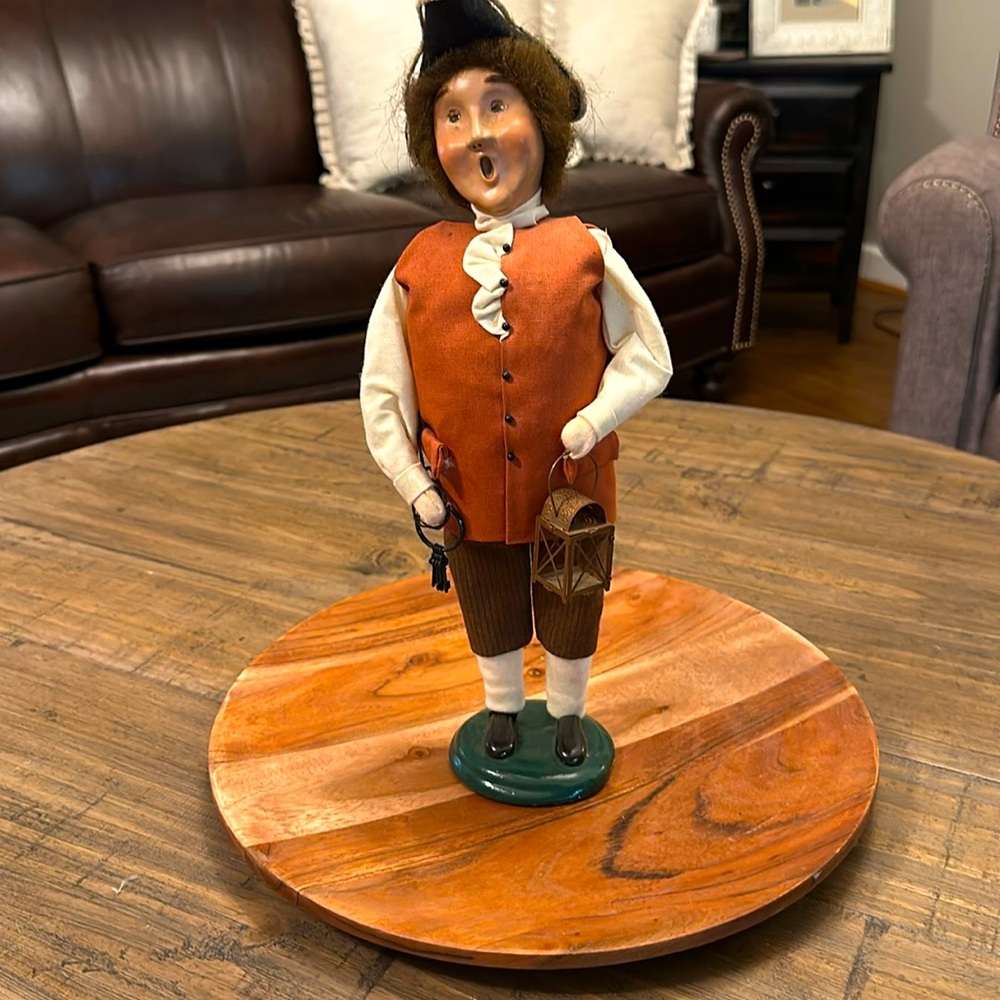 BYERS’ CHOICE LTD. WILLIAMSBURG INNKEEPER W/KEYS AND LATERN. 2000